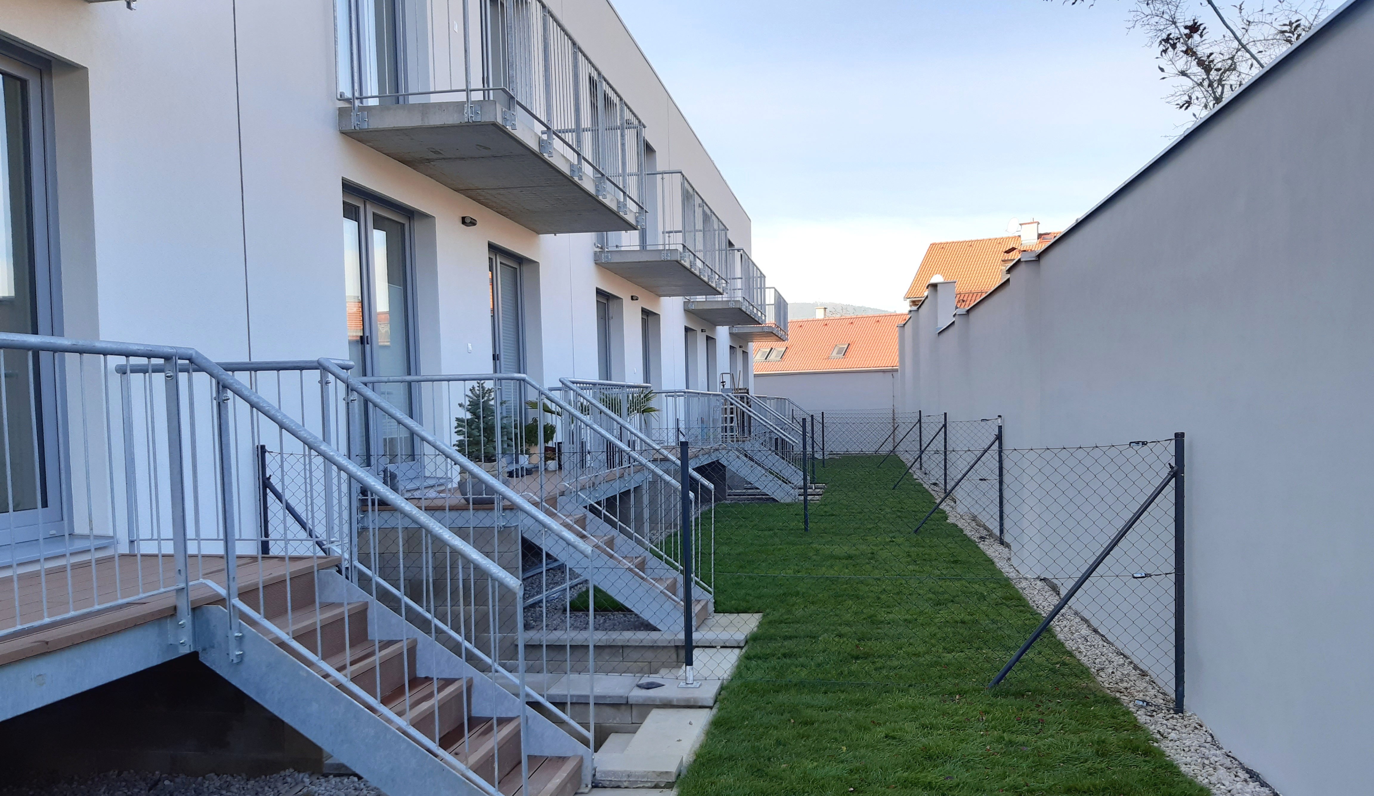 Zahrádky bytů v 1. NP